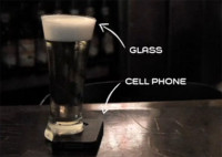 Queres beber cerveja? Então terás de largar o telemóvel.
